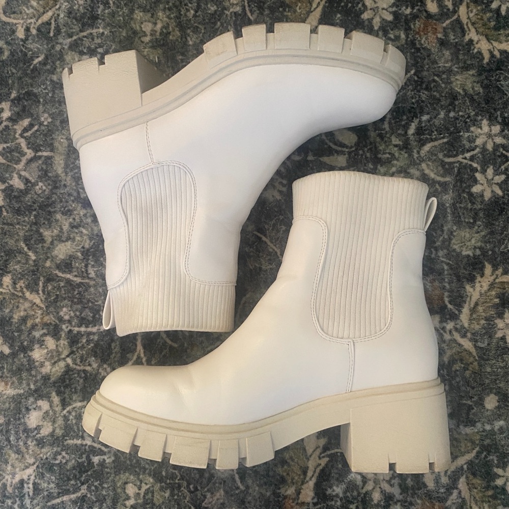 Women’s chunky white faux leather boots size 7.5 outdoors cabincore gorpcore